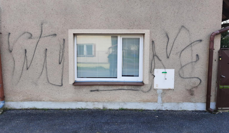 Sprejer řádil v Převýšově u Chlumce: Na domy namaloval černé klikyháky