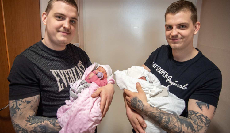 Náhoda v olomoucké porodnici. Dvojčatům se narodily děti ve stejný den