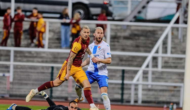 Fotbalisté Ostravy zvítězili na Dukle 2:1 a v lize se posunuli na druhé místo