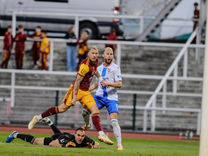 Fotbalisté Ostravy zvítězili na Dukle 2:1 a v lize se posunuli na druhé místo