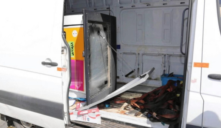 Zloději ukradli v Mostkovicích zásilkový box, když se jim nepodařilo ho vykrást