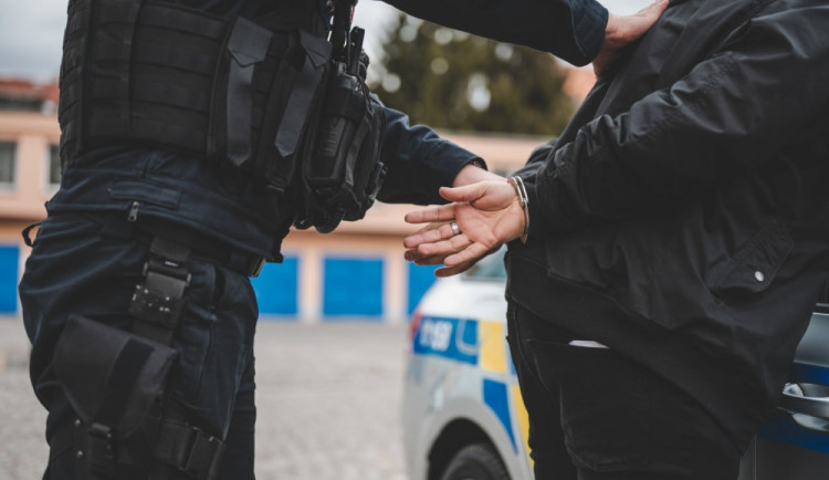 Kriminalisté už obvinili muže z vraždy své novomanželky. Událost sám policii nahlásil