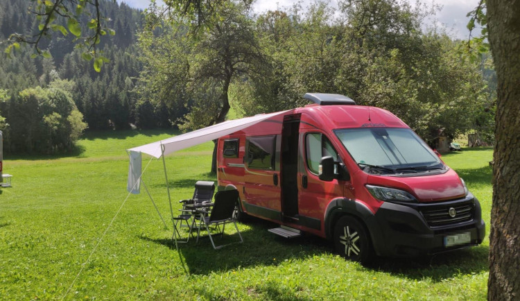 Dodávku s obytnou vestavbou odcizil z parkoviště neznámý pachatel, zatímco byl majitel vozidla nakupovat