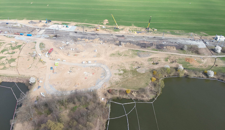 Oblast zamořenou benzenem u Hustopečí oddělí od Bečvy i protipovodňové hráze