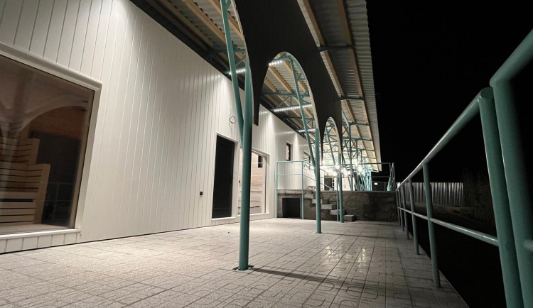 Nové zázemí Lesáku je téměř hotové. Na koupací sezonu už bude v provozu