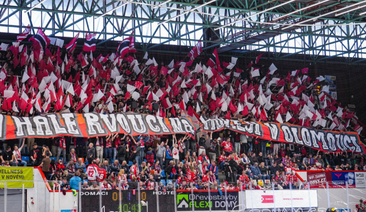 Podpora z ochozů či AI fanouškovská vypalovačka. Pokračuje hokejová baráž Olomouc versus Jihlava