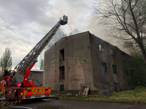 V Ostravě hoří budova, kterou obývají bezdomovci. Hasiči vyhlásili druhý stupeň poplachu