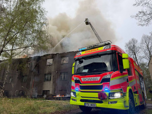 V Ostravě hoří budova, kterou obývají bezdomovci. Hasiči vyhlásili druhý stupeň poplachu