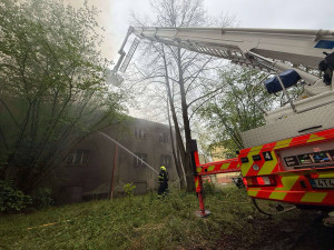 V Ostravě hoří budova, kterou obývají bezdomovci. Hasiči vyhlásili druhý stupeň poplachu