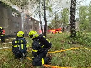 V Ostravě hoří budova, kterou obývají bezdomovci. Hasiči vyhlásili druhý stupeň poplachu