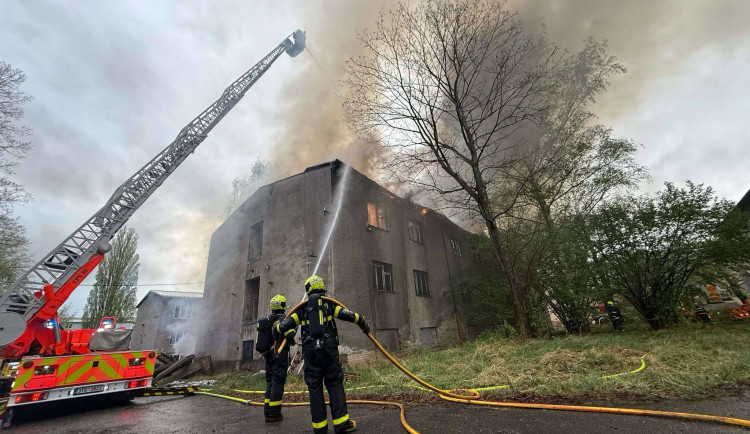 V Ostravě hoří budova, kterou obývají bezdomovci. Hasiči vyhlásili druhý stupeň poplachu