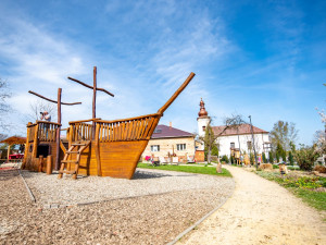 Kout ctností, pétanque i stolní fotbal. Farní zahrada sv. Marka v Heřmanicích sbližuje generace