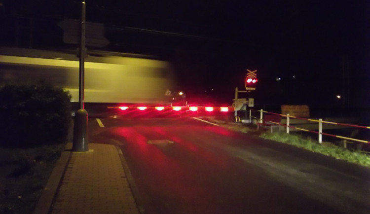 Ignoroval závory i výstražné signály. Chodec v Zábřehu zemřel po střetu s vlakem