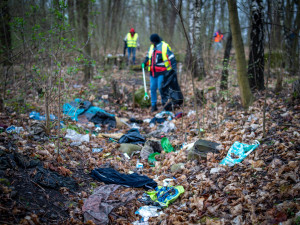 Bezdomovci opět uklízí Frýdek-Místek. Letos nasbírali už 150 pytlů odpadu