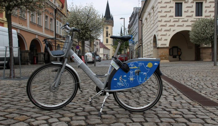 Vandalové ve Dvoře králové ničí sdílená kola, strážníci hrozí pokutami