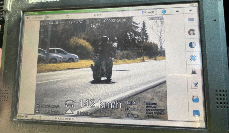 Motorkář letěl v Přerově 142 kilometrů za hodinu. Okamžitě přišel o papíry
