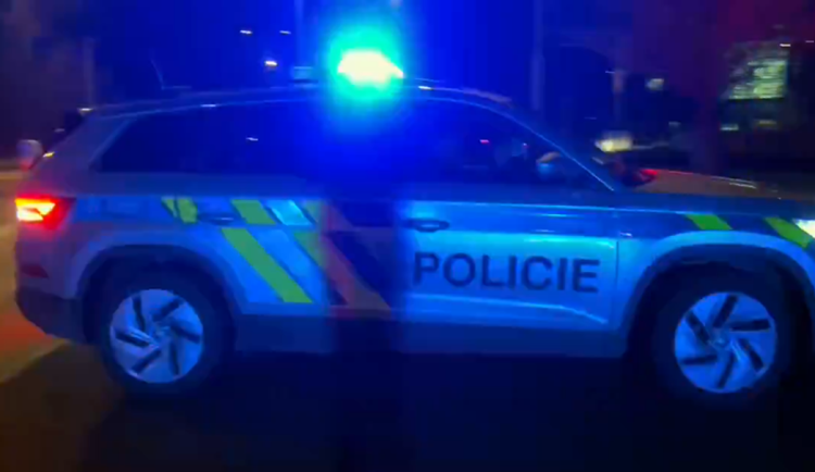 VIDEO: Pane, nechoďte tam. Ke střelbě u večerky v Olomouci jelo přes deset hlídek policie