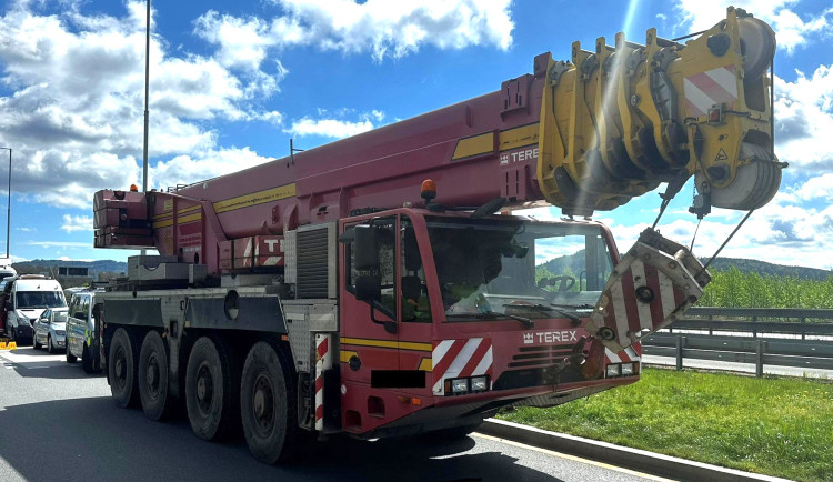 Autojeřáb na dálnici byl přetížený o 23 tun. Další těžký kamion uvízl na louce