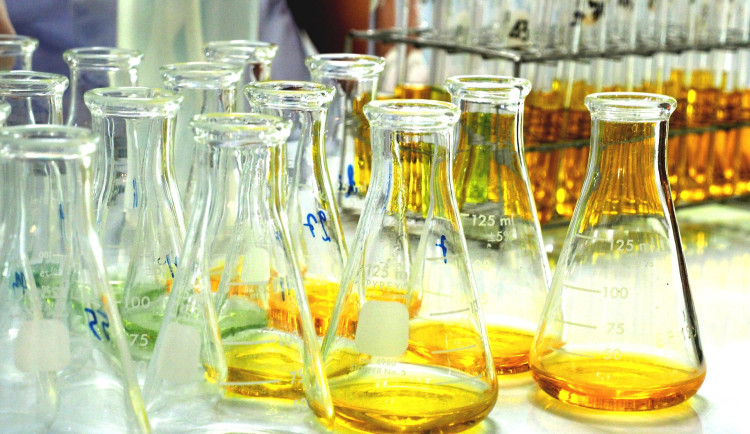 V Ostravě-Porubě v noci hořela chemická laboratoř. Škoda je deset milionů