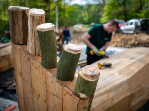 V Bělském lese se rodí obryně. V novém parku nechybí labyrint ani okřídlená stonožka