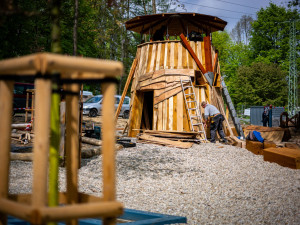 V Bělském lese se rodí obryně. V novém parku nechybí labyrint ani okřídlená stonožka