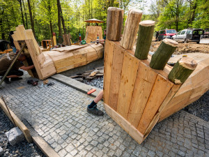 V Bělském lese se rodí obryně. V novém parku nechybí labyrint ani okřídlená stonožka