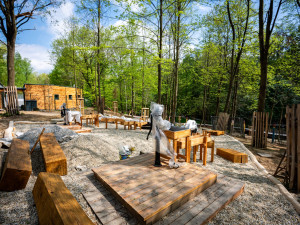 V Bělském lese se rodí obryně. V novém parku nechybí labyrint ani okřídlená stonožka