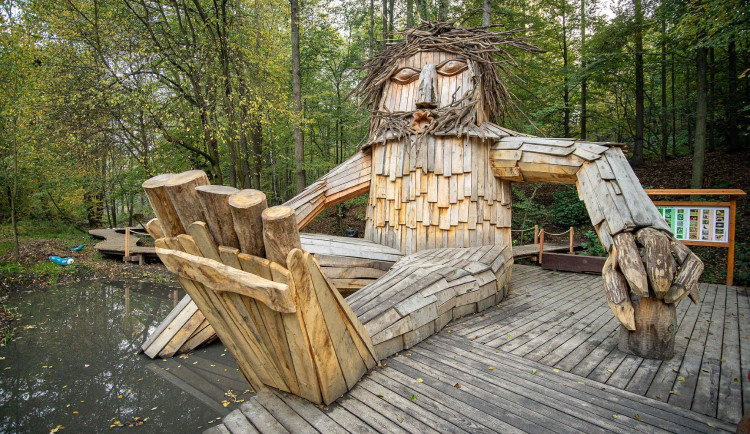 V Bělském lese se rodí obryně. V novém parku nechybí labyrint ani okřídlená stonožka