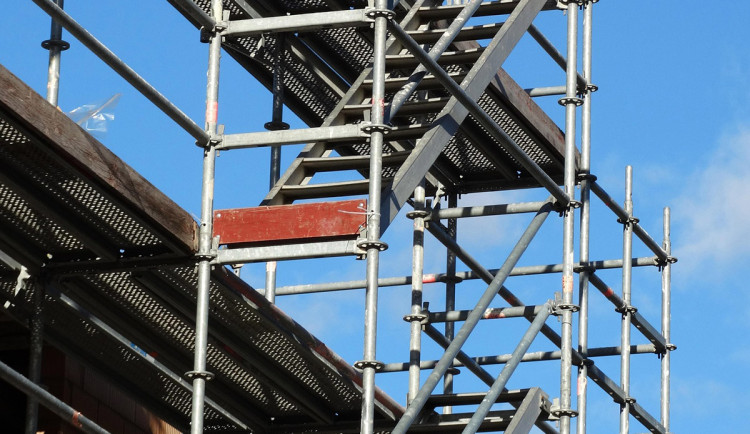 Moč nebo penetrace? Chodce pod lešením v Olomouci potřísnila neznámá tekutina