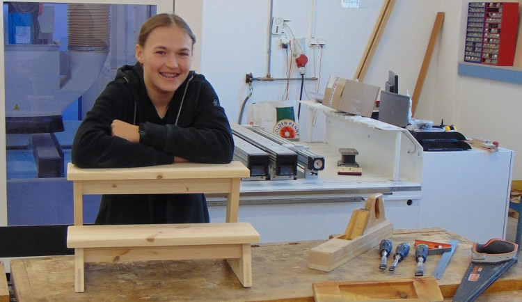 Jediná dívka v mužské konkurenci. Nejlepší mladá truhlářka v Česku je z Prostějova