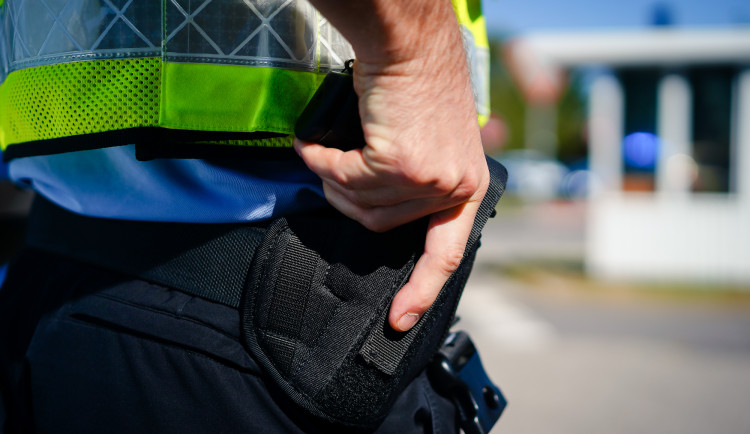 Muž v Třeboni ohrožoval ženu nožem, policisté ho při zásahu postřelili