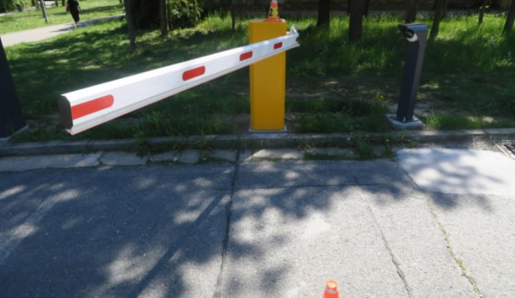 Starší muž na kole ohnul závoru u nemocnice v Prostějově. Policie hledá svědky