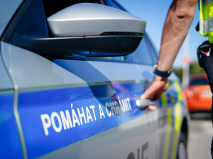 Šedesátník na severu Moravy nalákal do auta nezletilou dívku a znásilnil ji