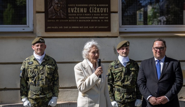 Pamětní deska v Ostravě od včerejšího dne připomíná hrdinu RAF Evžena Čížka.