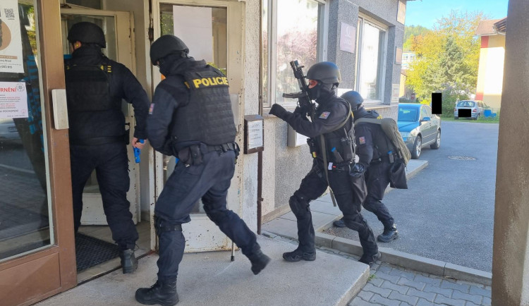 Zásah proti aktivnímu střelci? Záchranné složky cvičily na úřadu práce v Železném Brodě