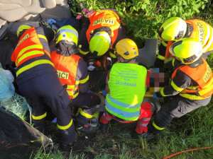 Vážná dopravní nehoda v Klimkovicích. Řidič byl v ohrožení života