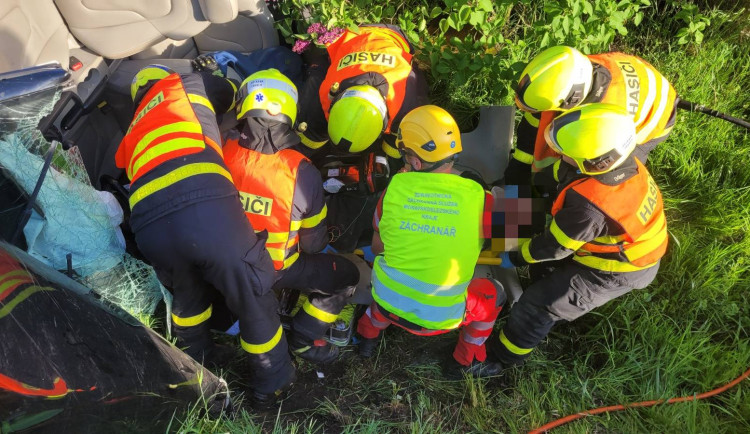 Vážná dopravní nehoda v Klimkovicích. Řidič byl v ohrožení života.