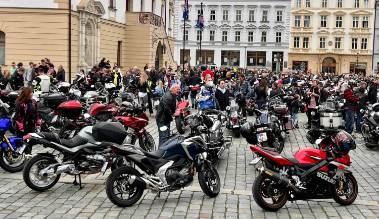 Motorkáři nechápou. Olomouc po 15 letech nepovolila tradiční zahájení sezony na náměstí