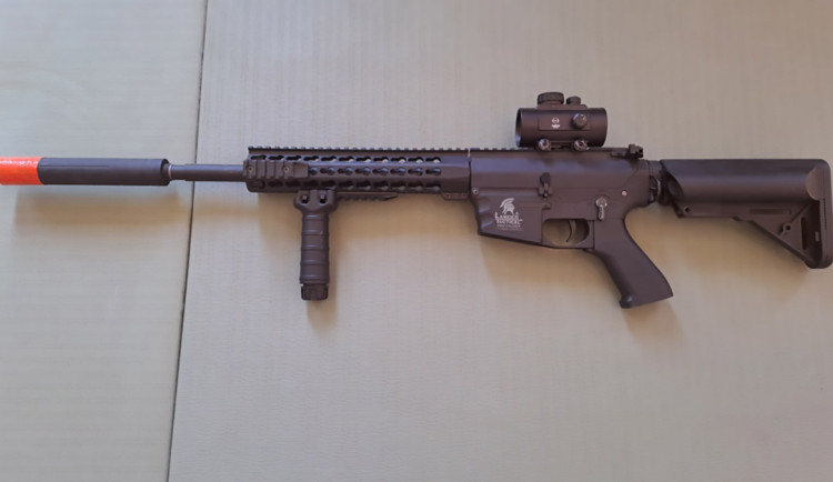 Strážníci v Prostějově zakročili proti muži s puškou. Airsoftovou zbraň měl student na poslední zvonění