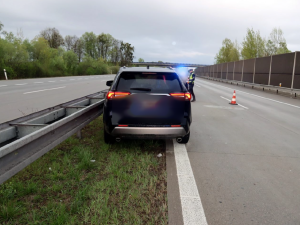 Cizinec vyskočil na dálnici u Ostravy za jízdy z kradeného auta, policie ho zatkla