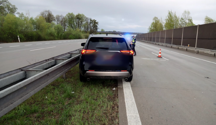 Cizinec vyskočil na dálnici u Ostravy za jízdy z kradeného auta, policie ho zadržela