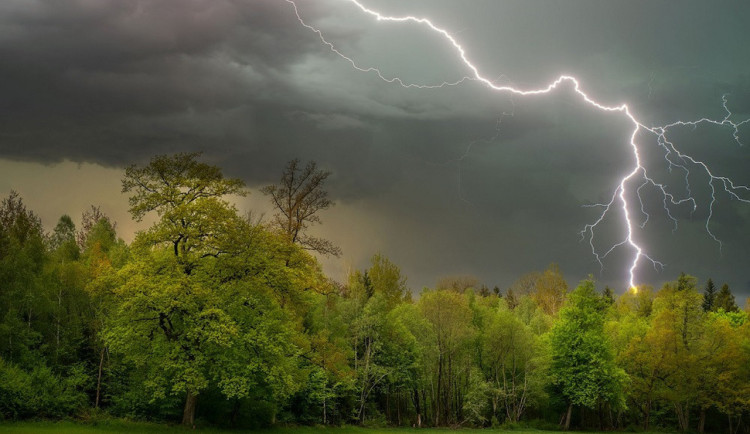 Meteorologové upravili výstrahu, dnešní bouřky mohou zasáhnout i Jihočeský kraj