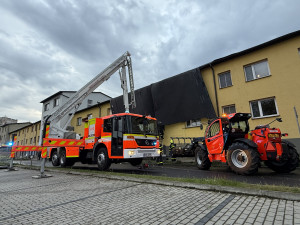 VIDEO: Ostravou se prohnal silný vítr, strhl střechu domova pro seniory