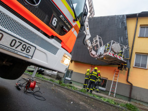 VIDEO: Ostravou se prohnal silný vítr, strhl střechu domova pro seniory