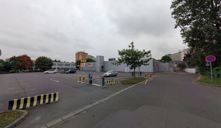 Noční parkování za dvacetikorunu. Sídlišti v Olomouci mají pomoct plochy u supermarketu