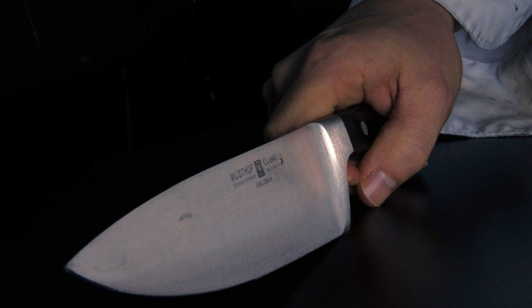 Cizinec pobodal muže při hádce o peníze. Taxikář odvezl těžce zraněného do nemocnice