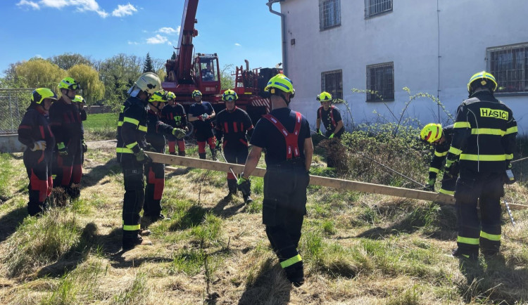 Spínací tyče a jeřáb. Hasiči ve Šternberku nacvičovali zabezpečení poškozené budovy
