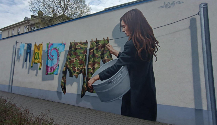 Zeď autobusáku v Jihlavě oživilo barevné graffiti, dráždí maskáče na šňůře