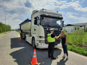 Přetížení o několik tun, nedodržení přestávek. Policisté se zaměřili na kamiony