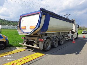 Přetížení o několik tun, nedodržení přestávek. Policisté se zaměřili na kamiony